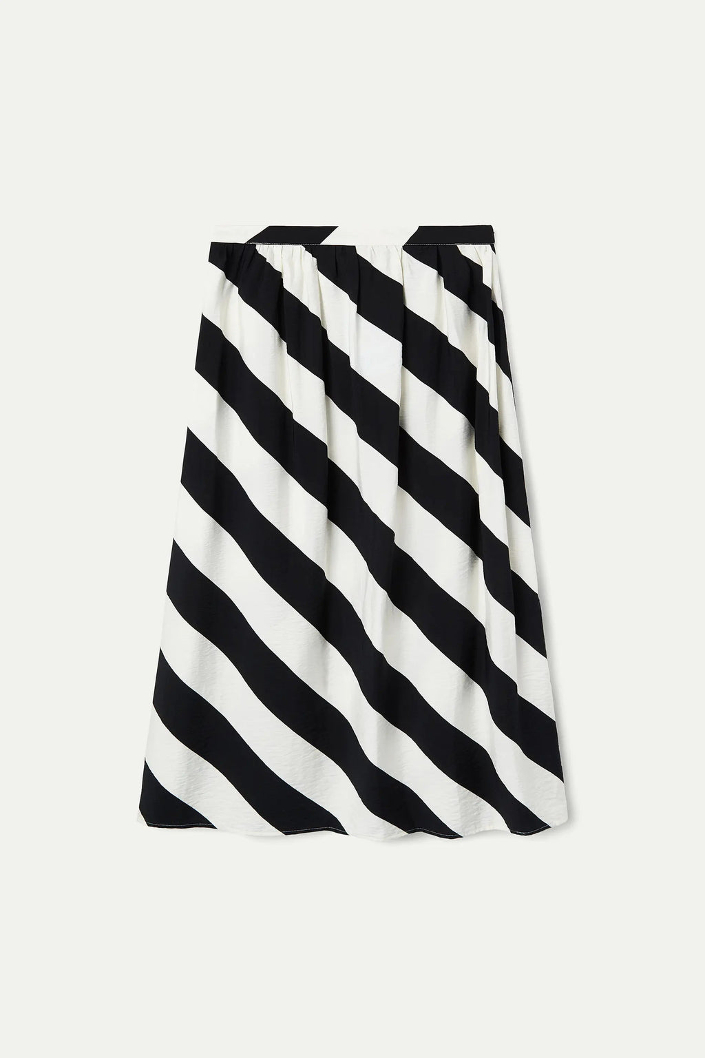Gonna lunga a righe diagonali bianco e nero, vista d'insieme del capo indossato