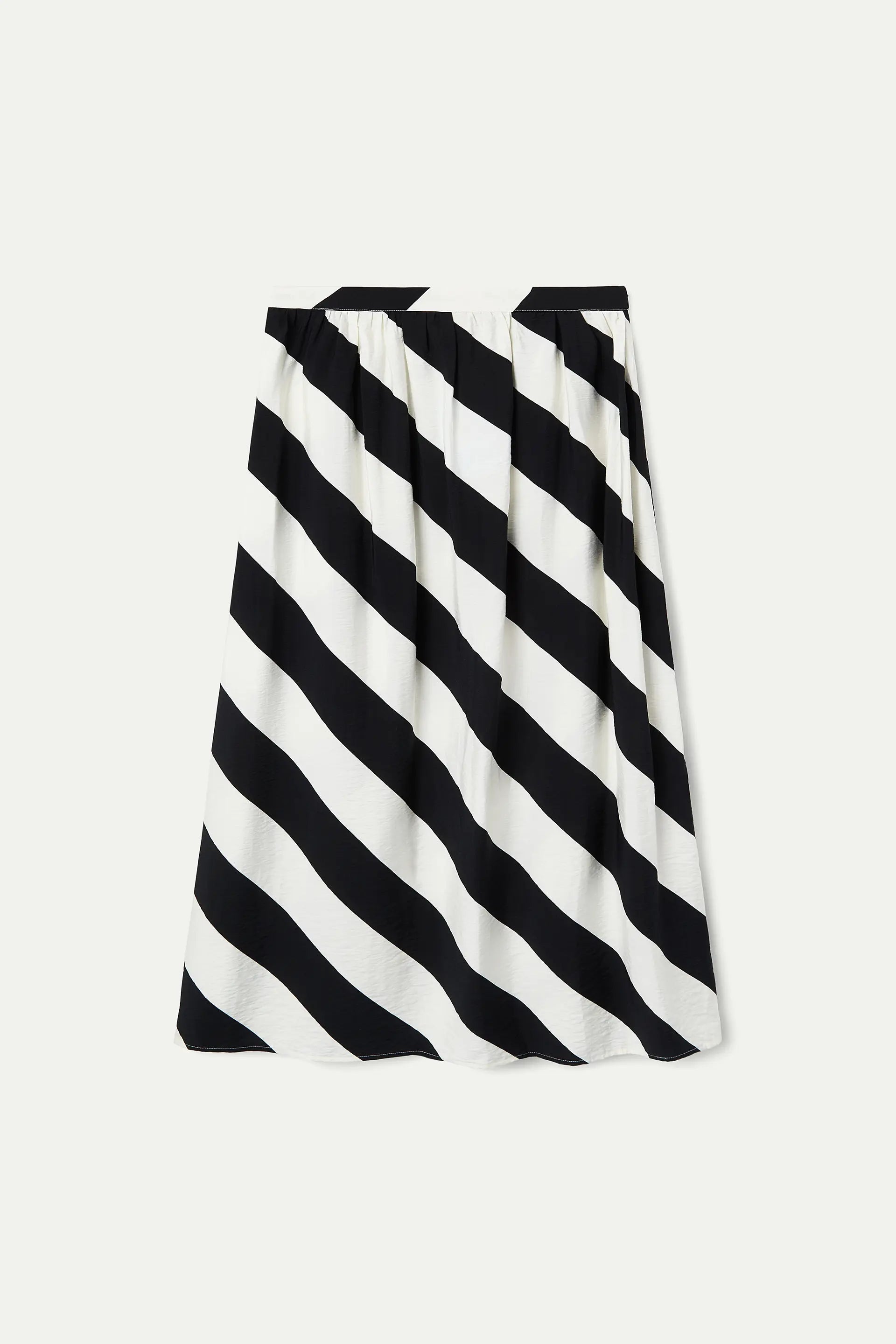 Gonna lunga a righe diagonali bianco e nero, vista d'insieme del capo indossato