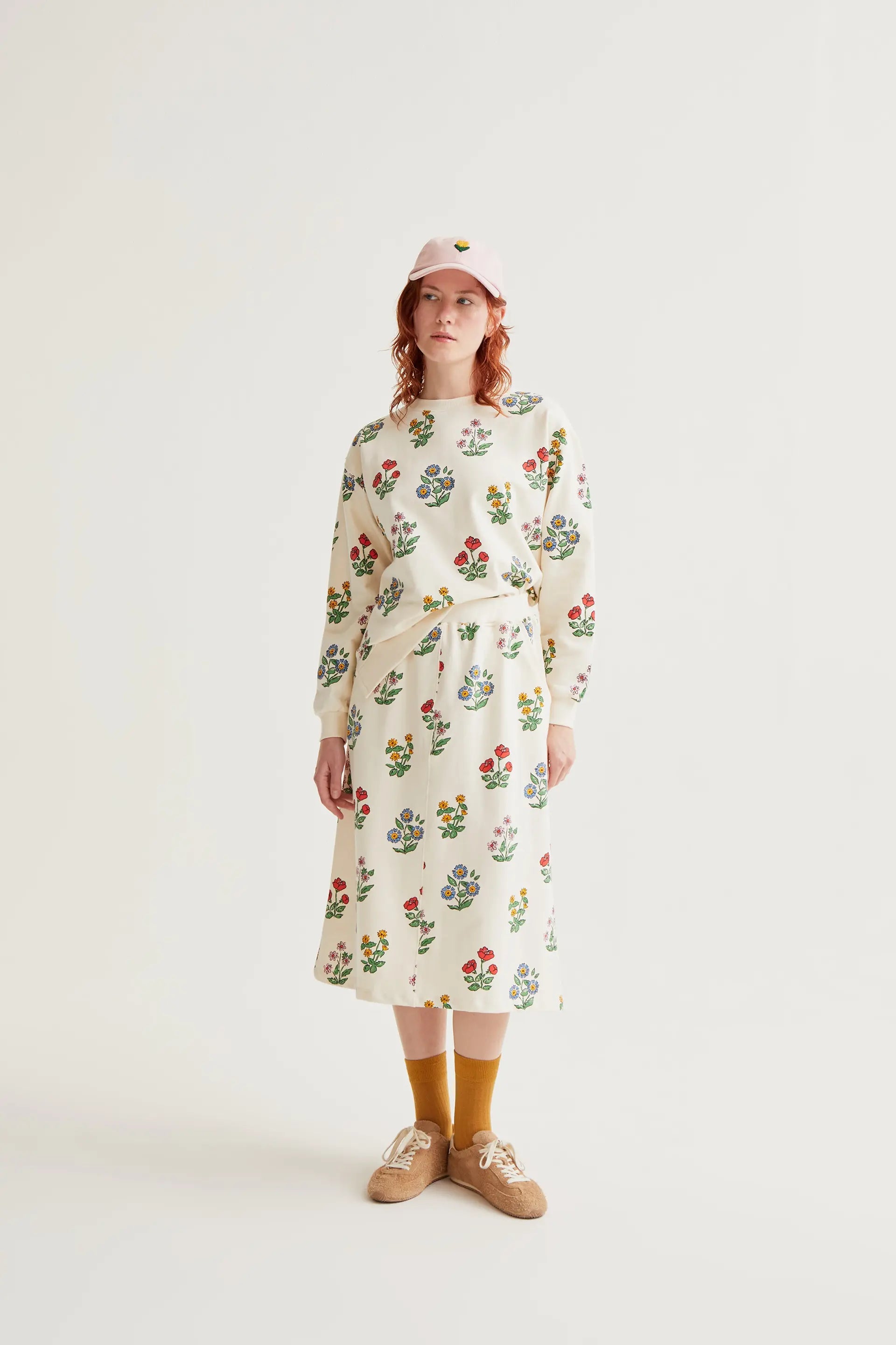 Gonna midi a fiori Gardener indossata, vista intera con felpa coordinata della stessa stampa