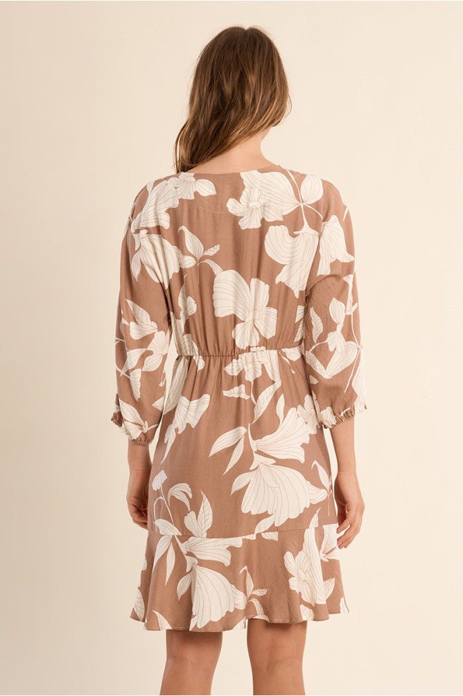 Abito corto beige con stampa di foglie panna, indossato, vista posteriore con vita elasticizzata
